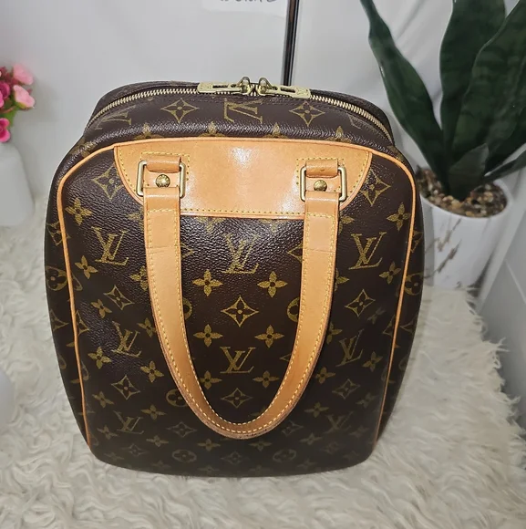 🔥😍 Beautiful Condition😍🔥 Authentic  Louis Vuitton Monogram Excursion  Bag - Picture 3 of 15
